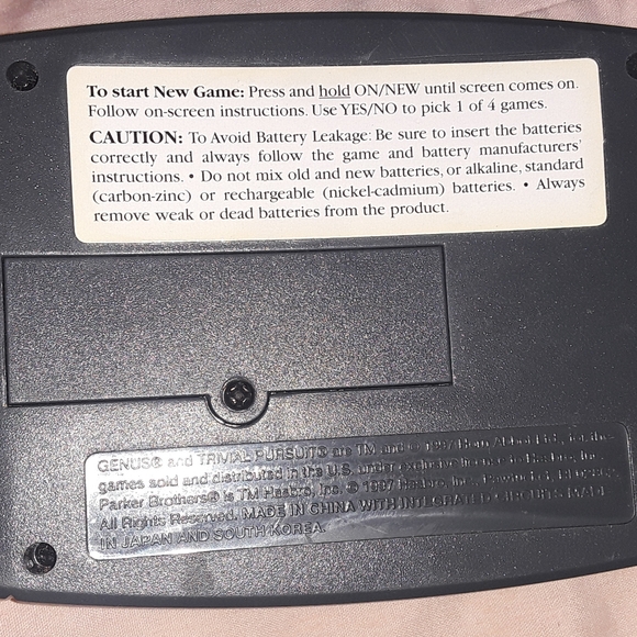 Trivia Pursuit Hand Held Electronic Game The Best of Genus - Picture 2 of 6